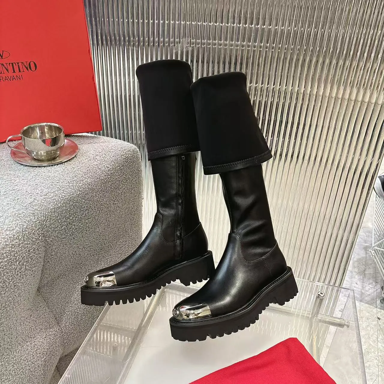 👟👟Ex-factory price 720👟👟 2026𝑉𝐴𝐿𝐸𝑁𝑇𝐼𝑁𝑂 Valentino ♡ͥ | 💫Purchase level🔍 Classic Valentino’s special textured hardware brings out a full sense of luxury After putting it on my feet, I was shocked that my feet looked slimmer! The new season lives up to expectations! Worth buying ❥The original method is absolutely sentimental ❥Elegant style creates a different feeling🙈 Simple temperament style!  ♡ show bdetails ———————————— ⊿▸: Code number｜35-40 (41. Customized) ⊿▸: Material｜Imported calfskin + elastic pu ⊿▸: Lining |Sheepskin ⊿▸: Code number 35-40 (41. Customized)
